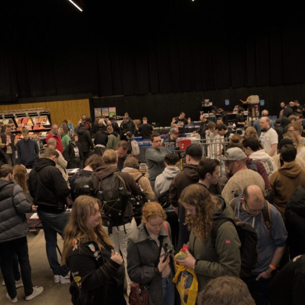 Drukte op de verzamelbeurs Collect 'O Fest in Groningen