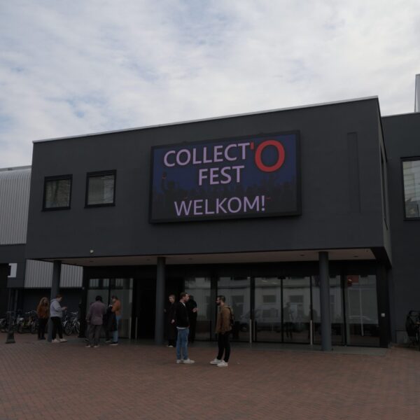 Bezoekers bij de ingang van Collect 'O Fest